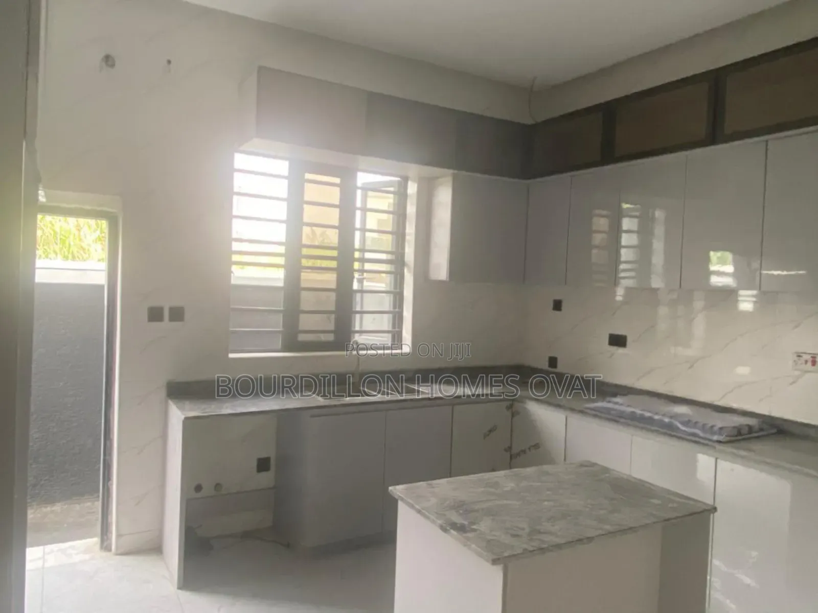 5bdrm Duplex in Harris Drive By Vgc for sale
