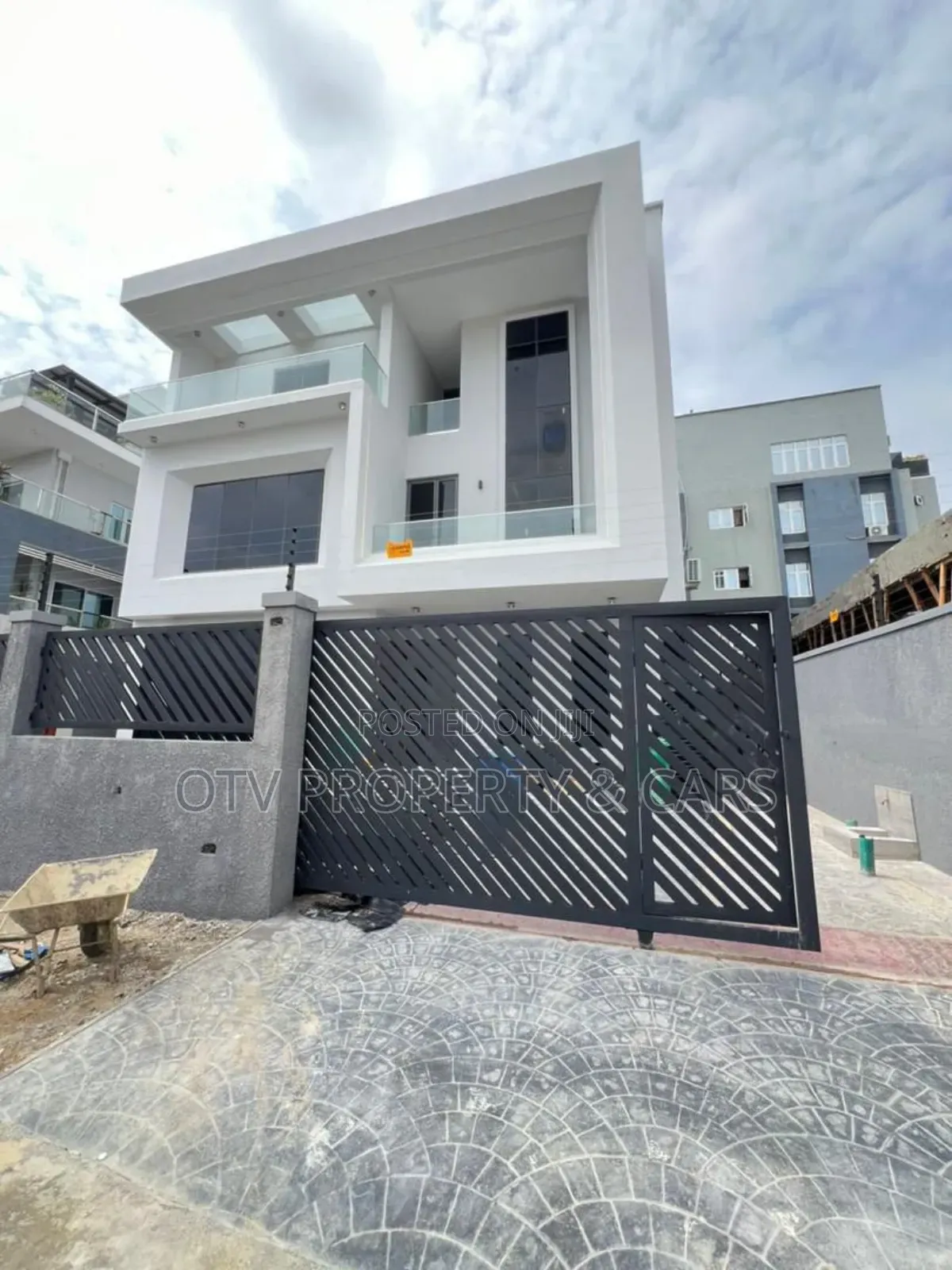 Furnished 5bdrm Duplex in Banana Island for sale