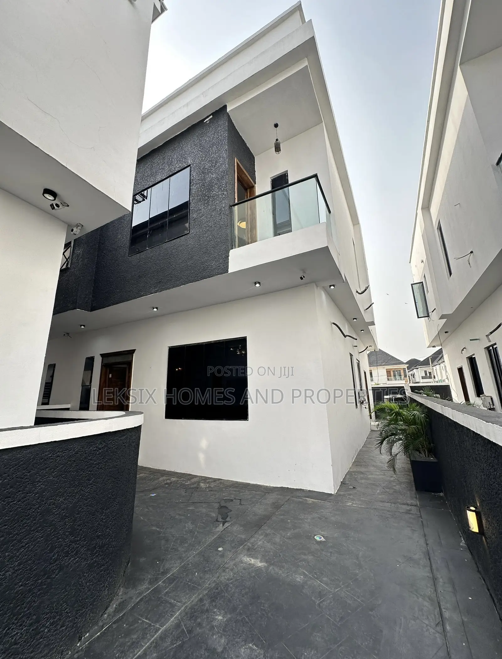 4bdrm Duplex in A Well Secured, Lekki Phase 2 for sale