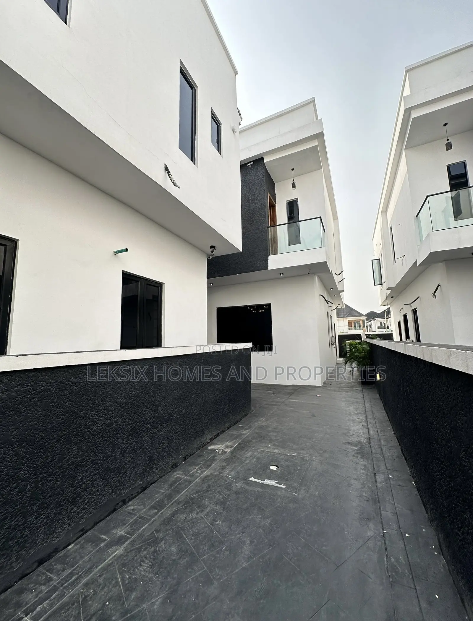 4bdrm Duplex in A Well Secured, Lekki Phase 2 for sale
