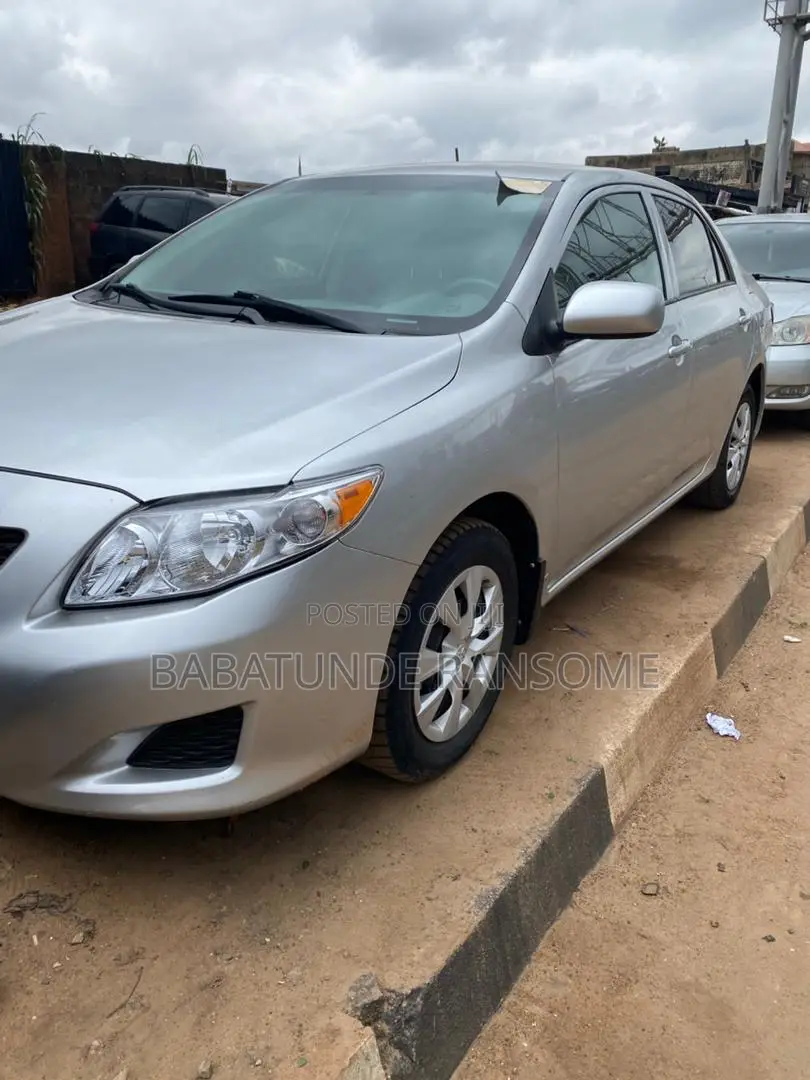 Toyota Corolla LE 4dr Sedan (1.8L 4cyl 4A) 2010 Silver