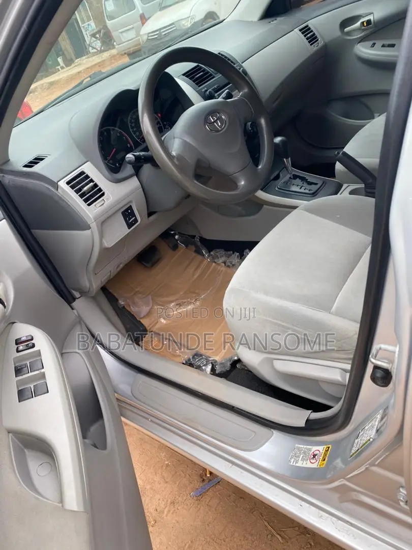 Toyota Corolla LE 4dr Sedan (1.8L 4cyl 4A) 2010 Silver