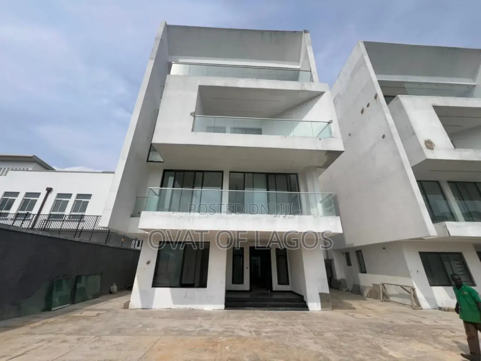5bdrm Duplex in Banana Island for sale