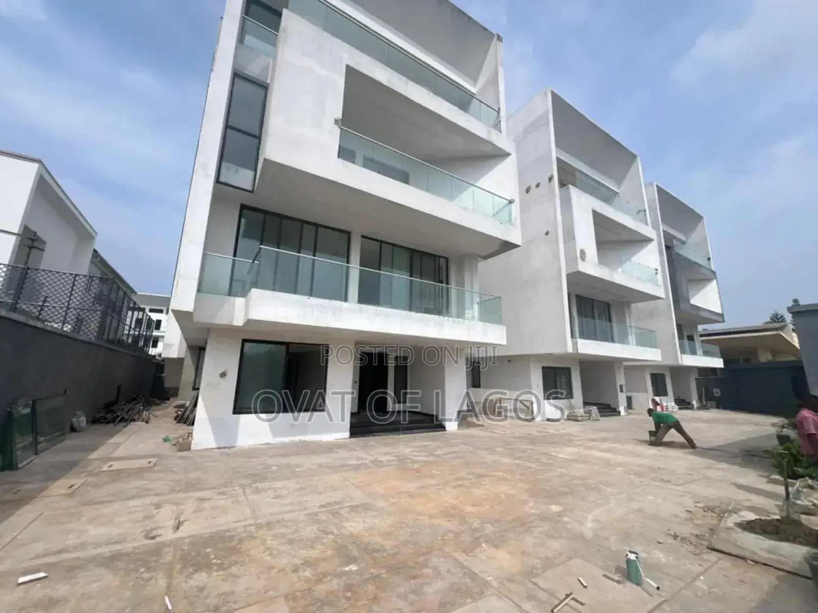 5bdrm Duplex in Banana Island for sale