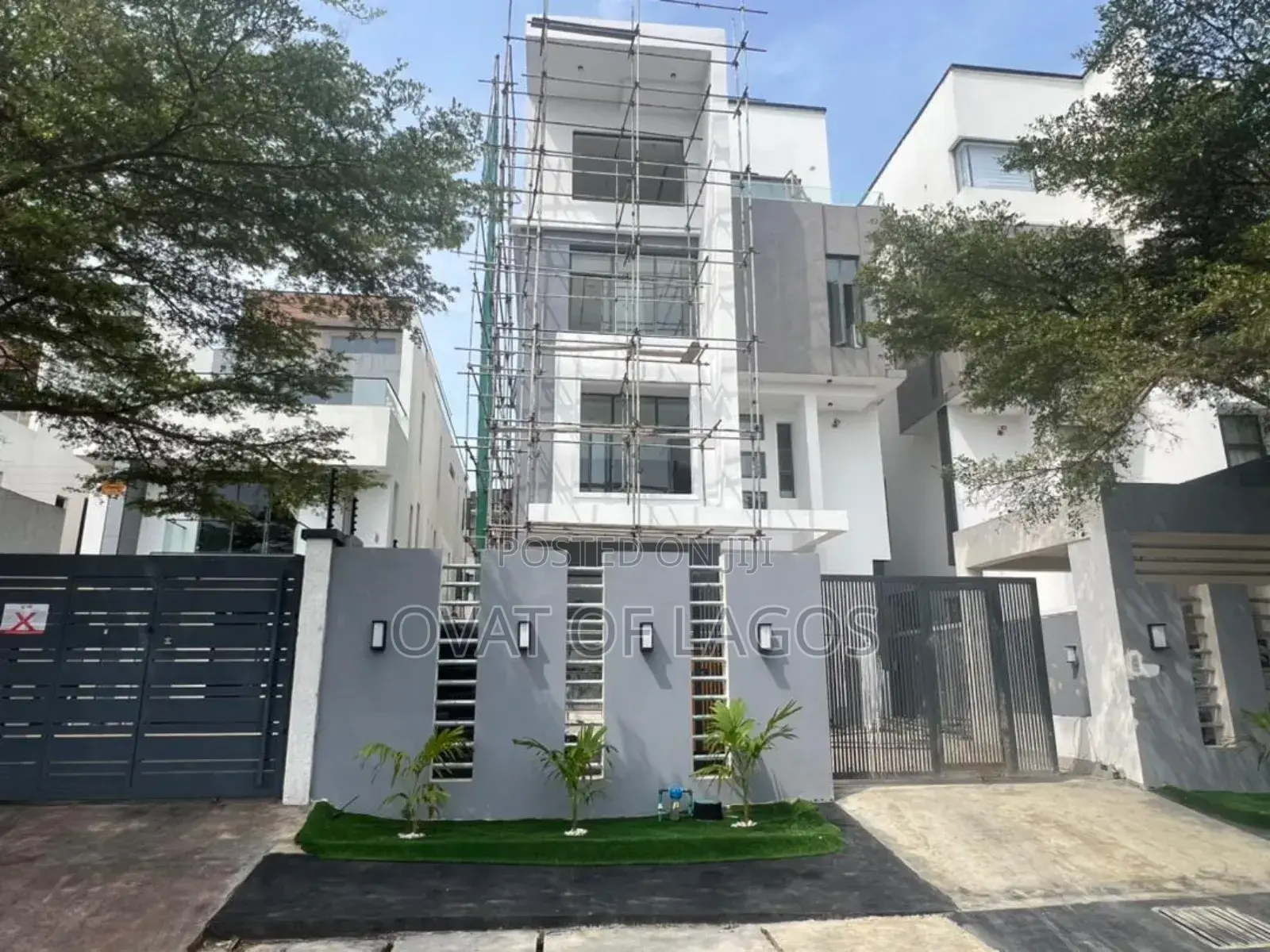 5bdrm Duplex in Banana Island for sale