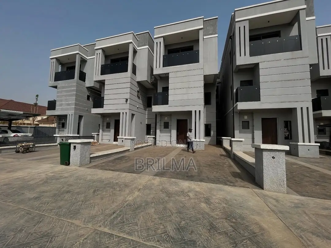 4bdrm Duplex in Durumi for sale