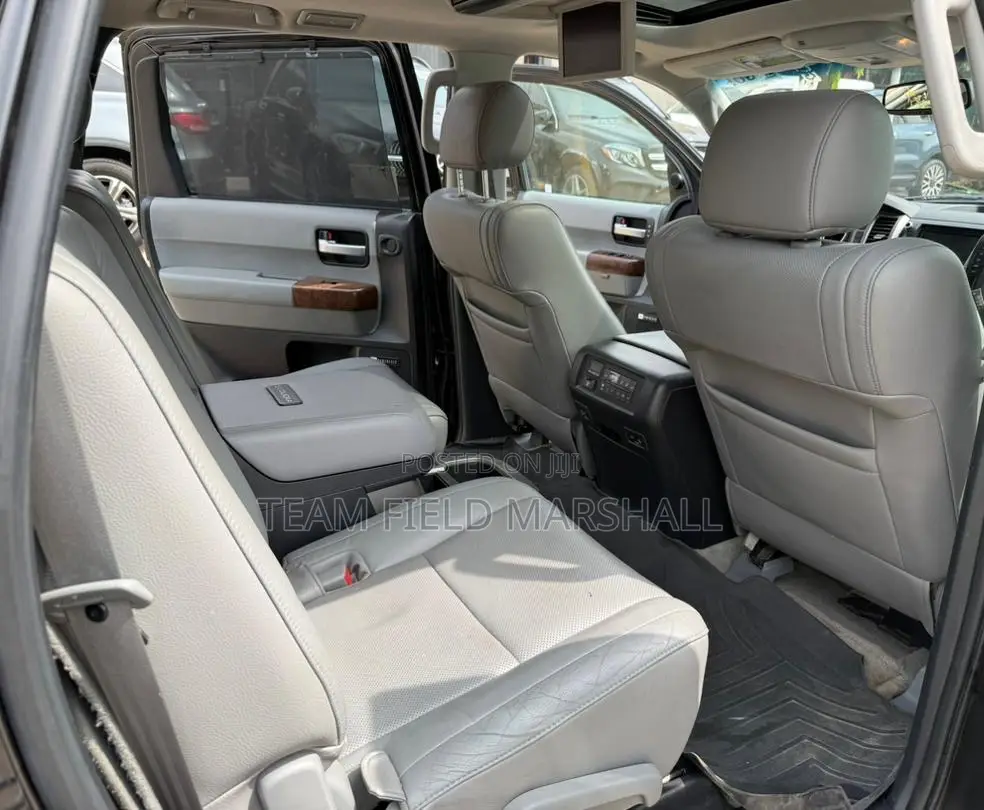 Toyota Sequoia Platinum 4dr SUV (5.7L 8cyl 6A) 2010 Black