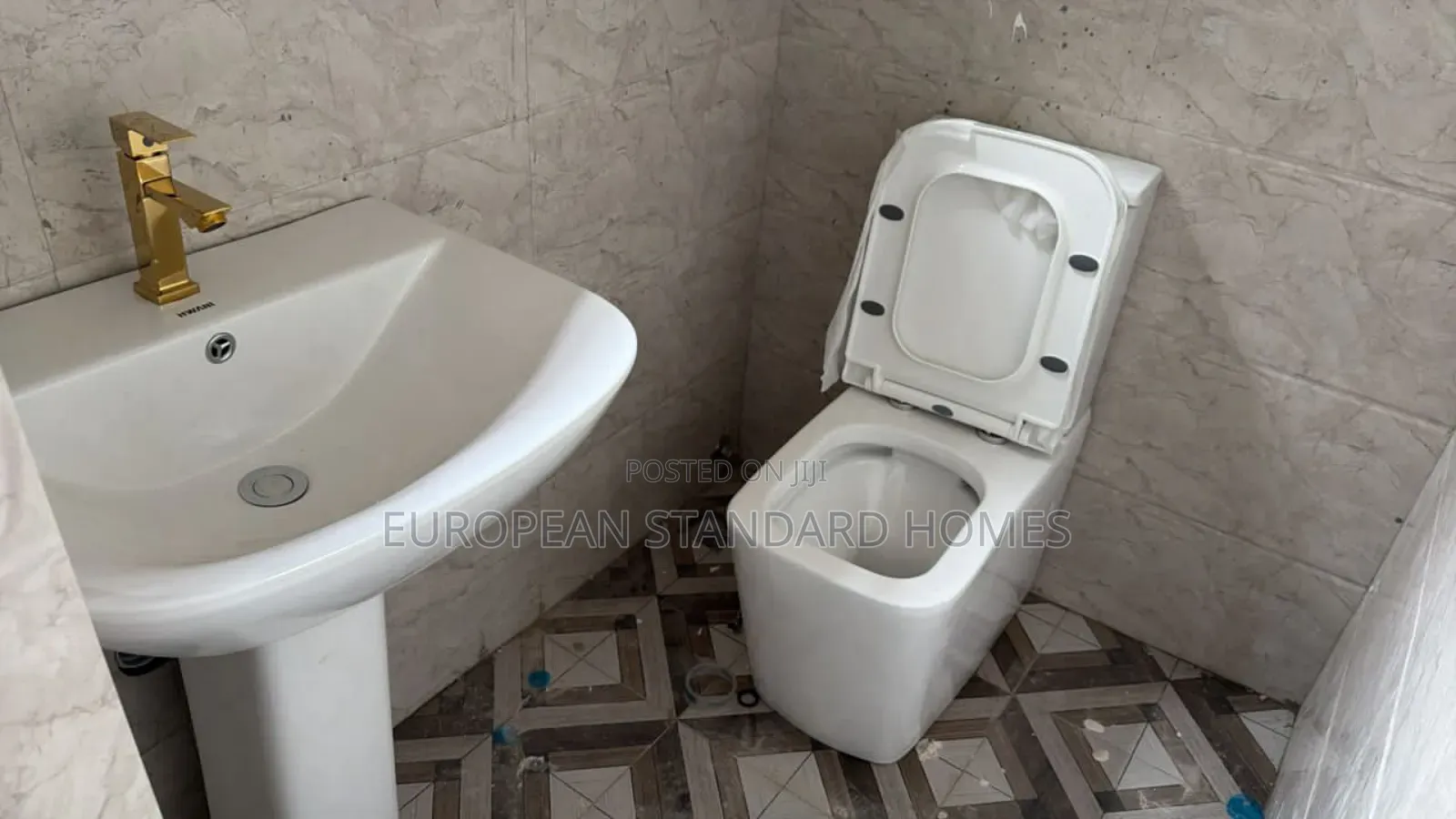 England Toilet Set