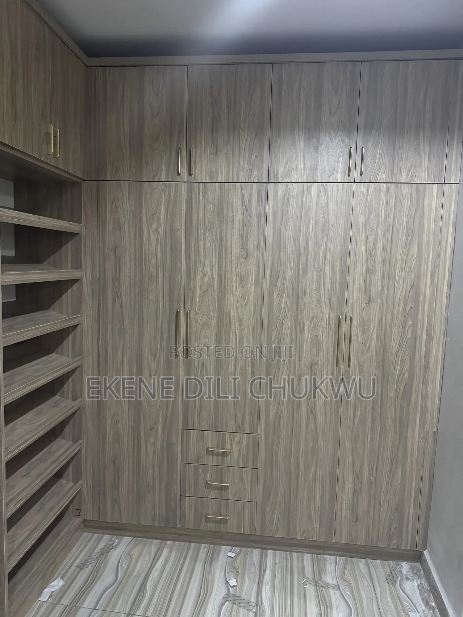 Luxury Built-in Wardrobe With Shoe Rack, Drawers Full Storage System