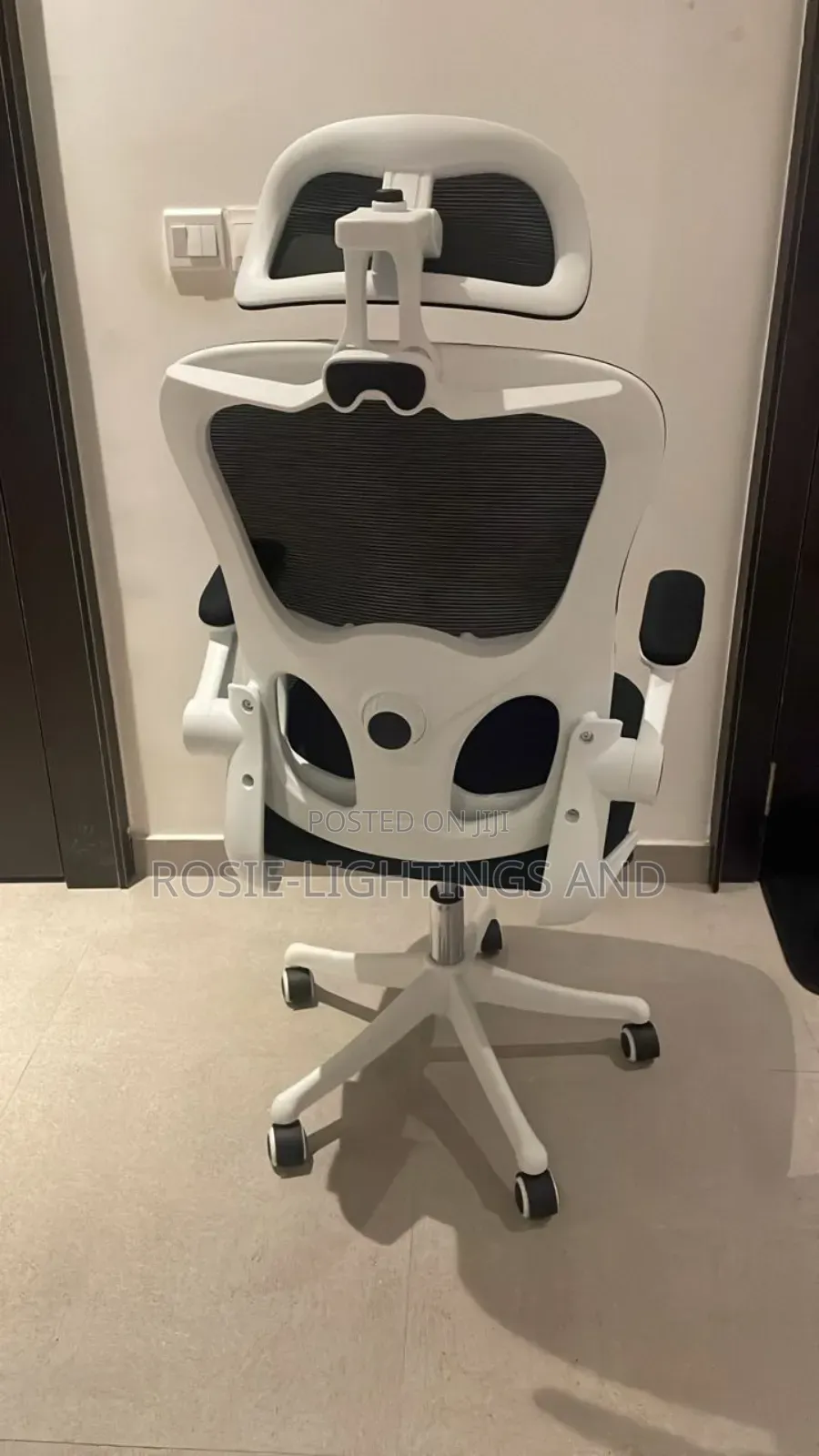 Trendy Egornomic Office Swivel Chair With Lumbar Support - White