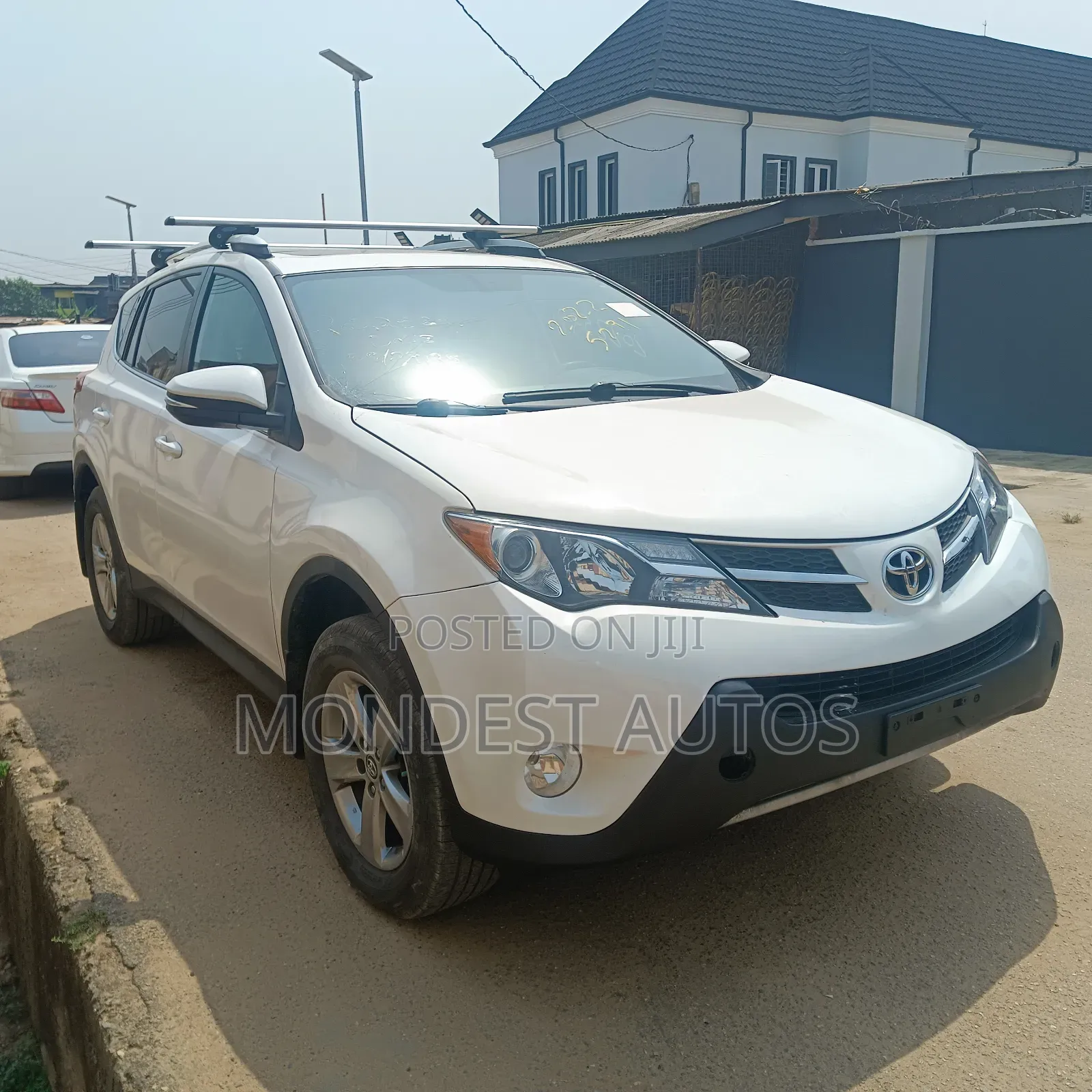 Toyota RAV4 XLE AWD (2.5L 4cyl 6A) 2016 White