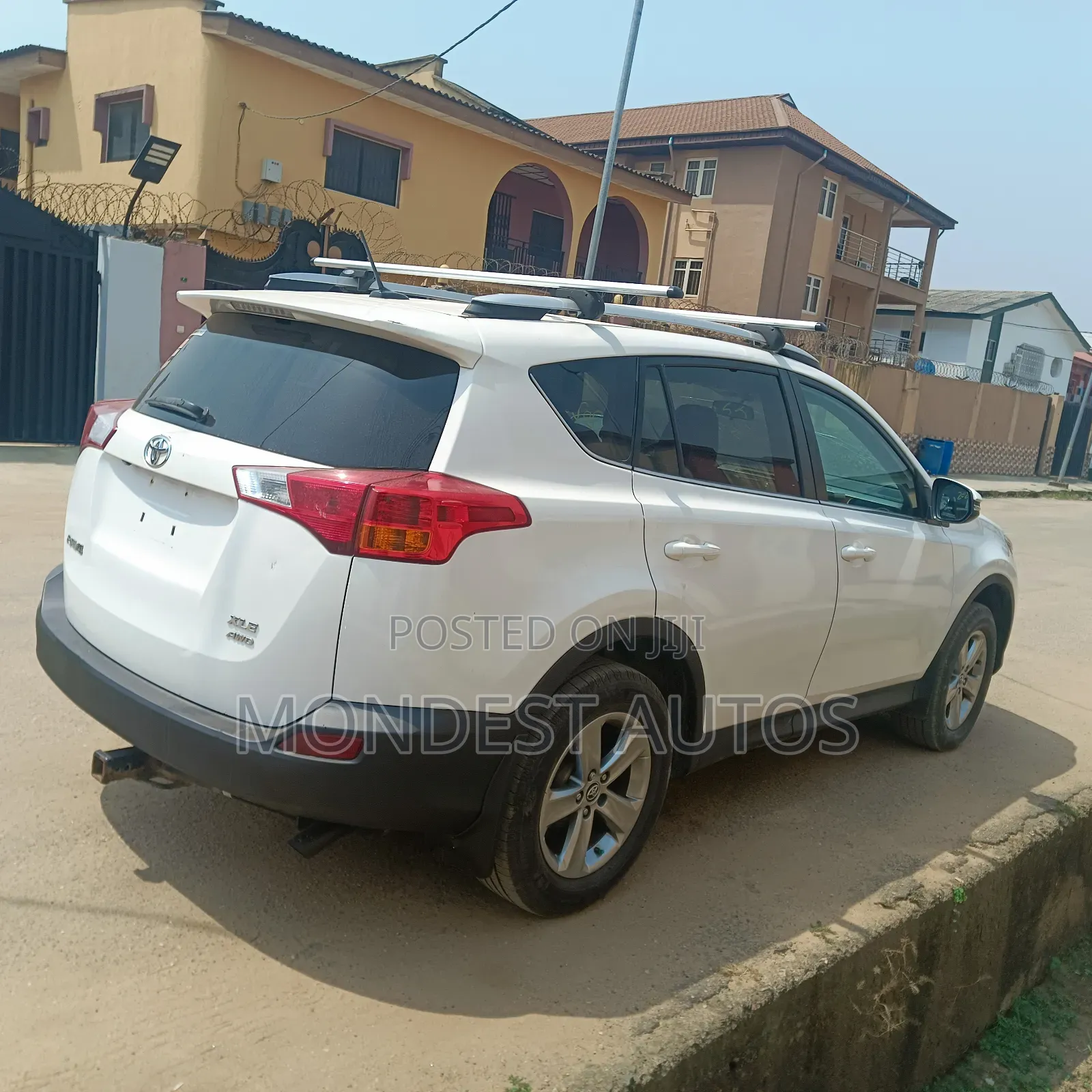 Toyota RAV4 XLE AWD (2.5L 4cyl 6A) 2016 White