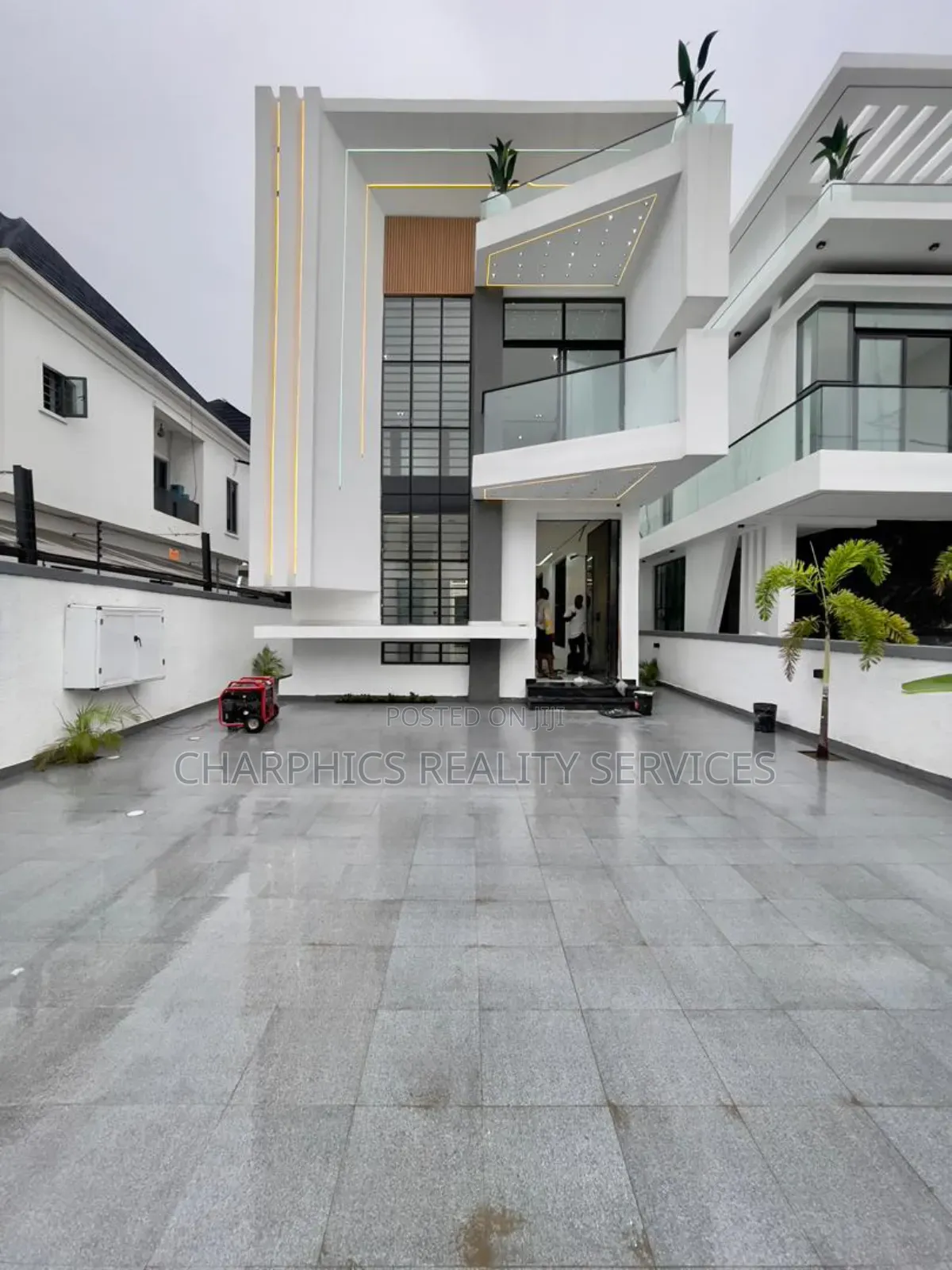 5bdrm Duplex in Chevron for sale