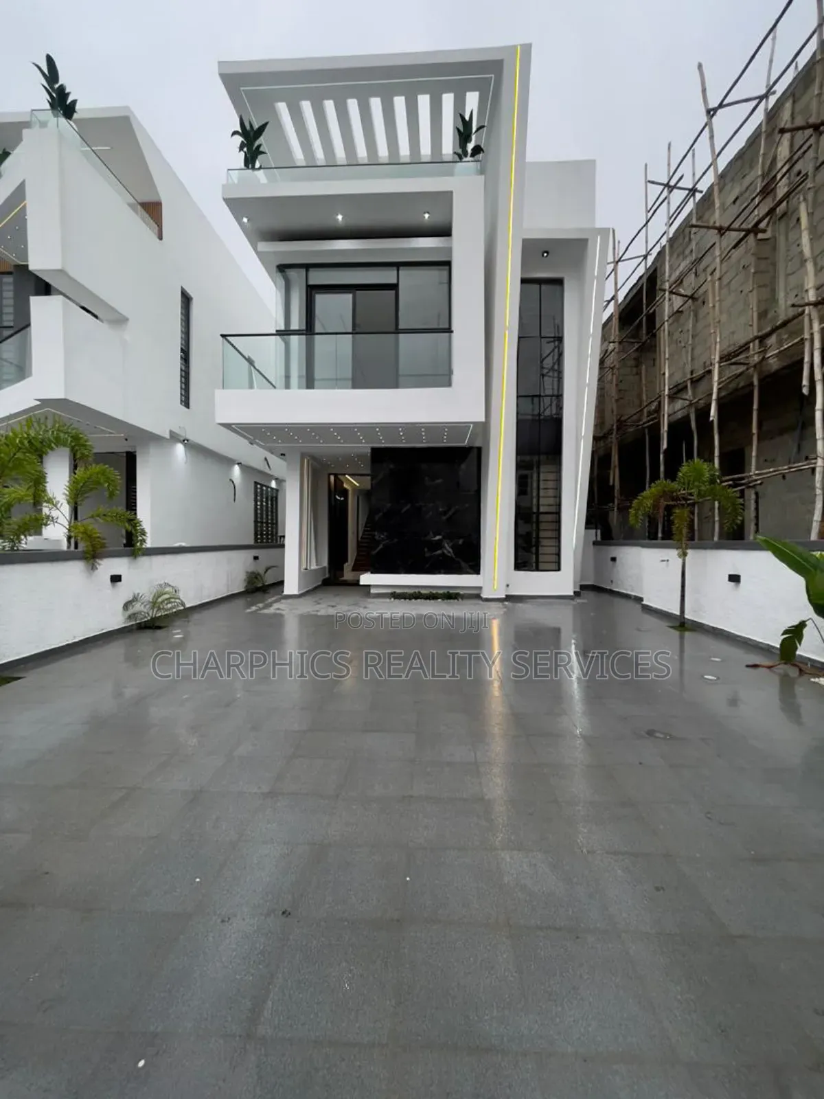 5bdrm Duplex in Chevron for sale