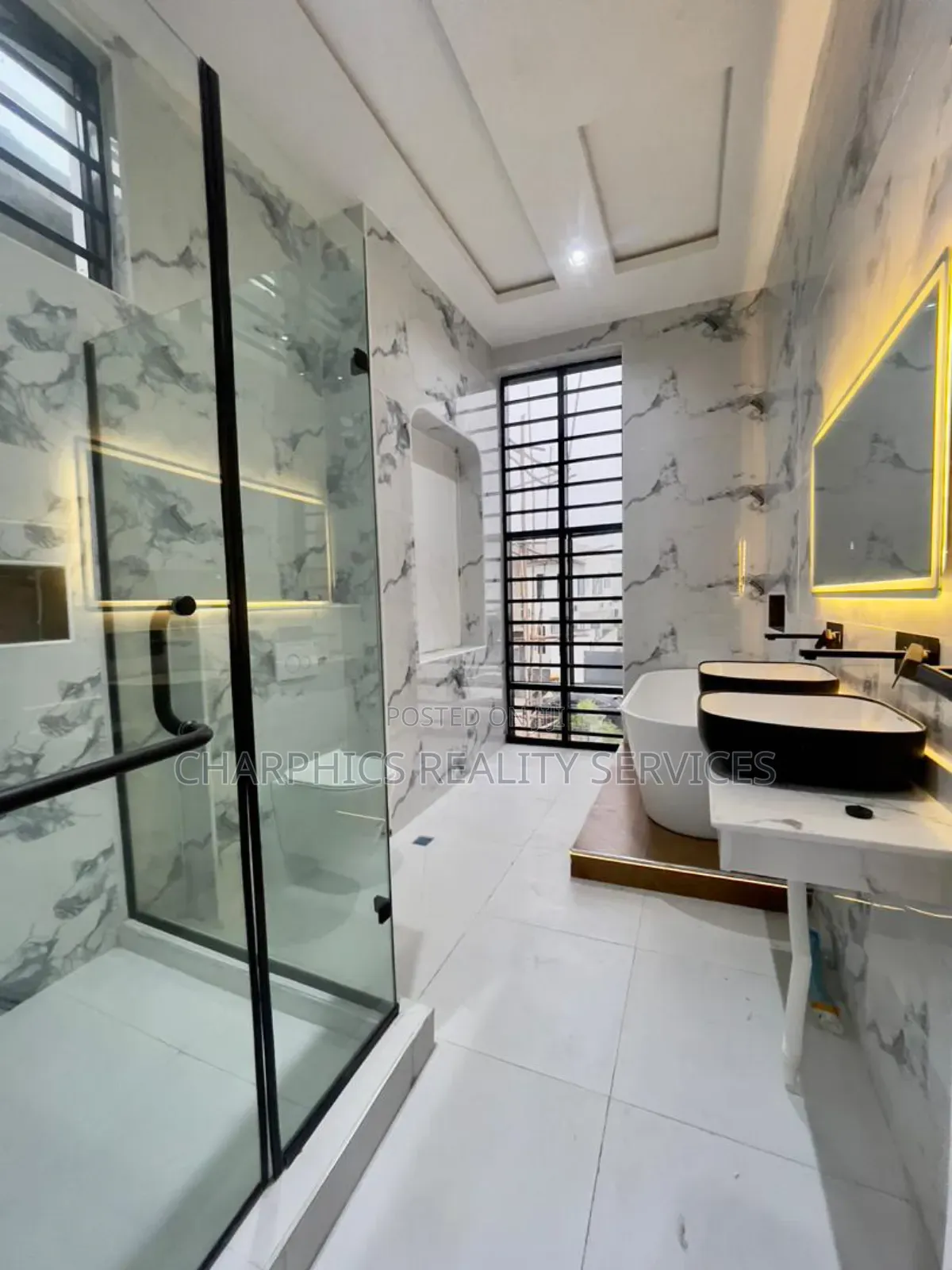5bdrm Duplex in Chevron for sale