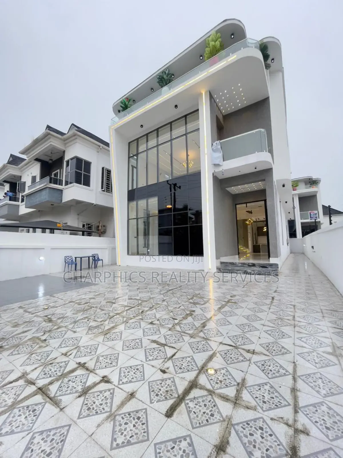 5bdrm Duplex in Chevron for sale