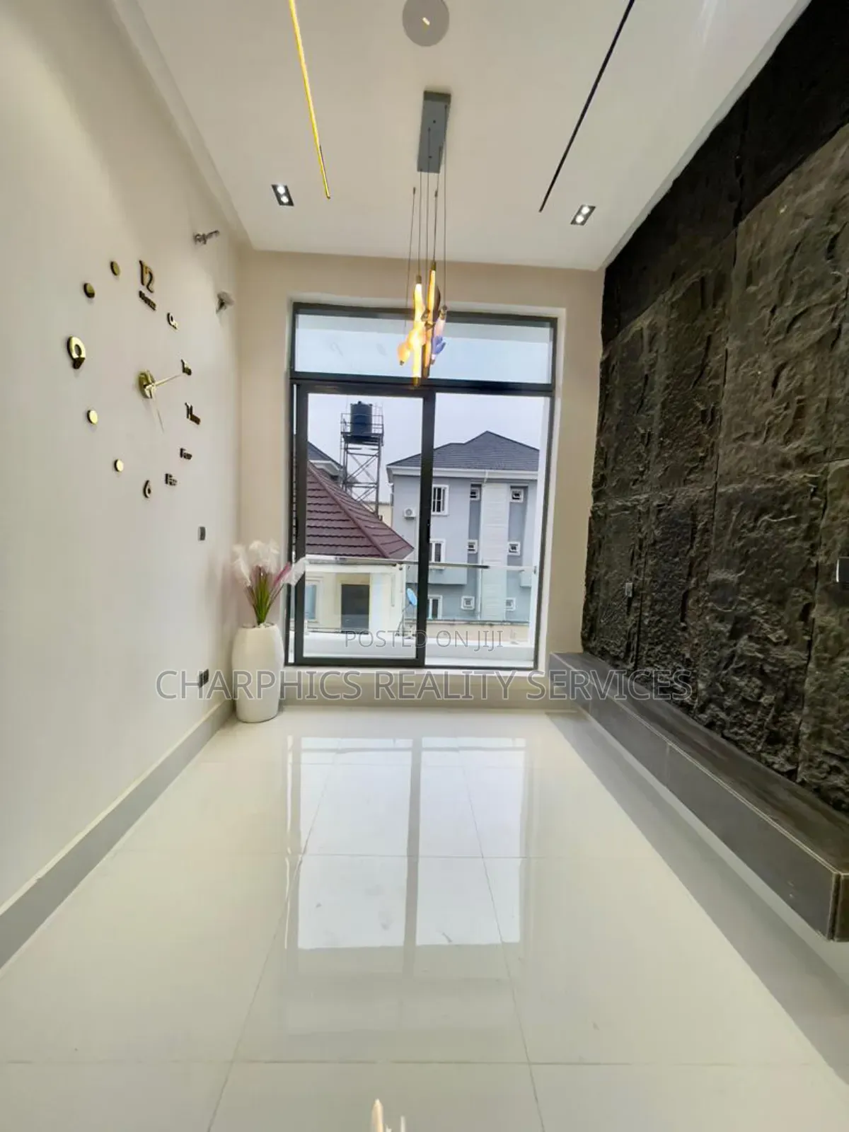 5bdrm Duplex in Chevron for sale