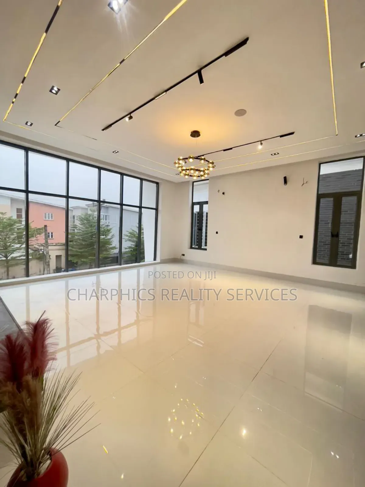 5bdrm Duplex in Chevron for sale