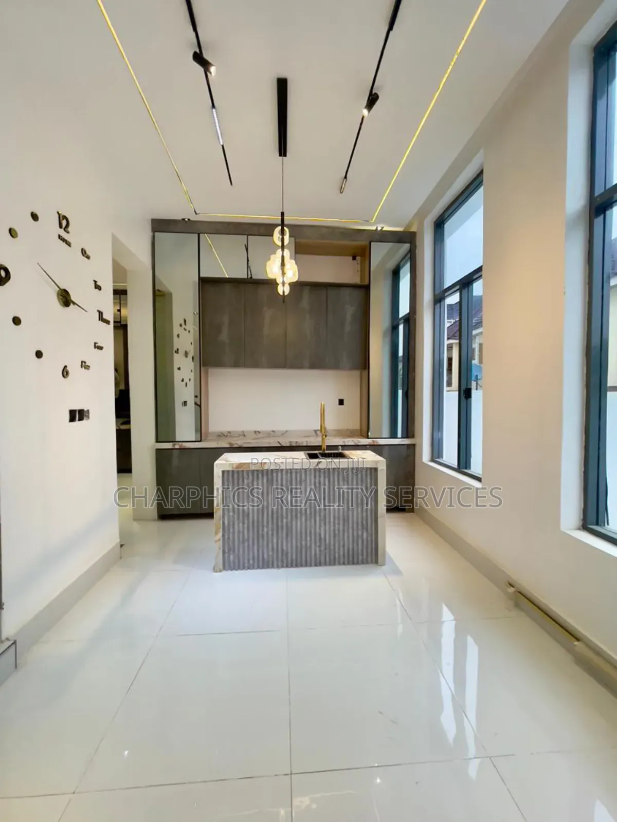 5bdrm Duplex in Chevron for sale