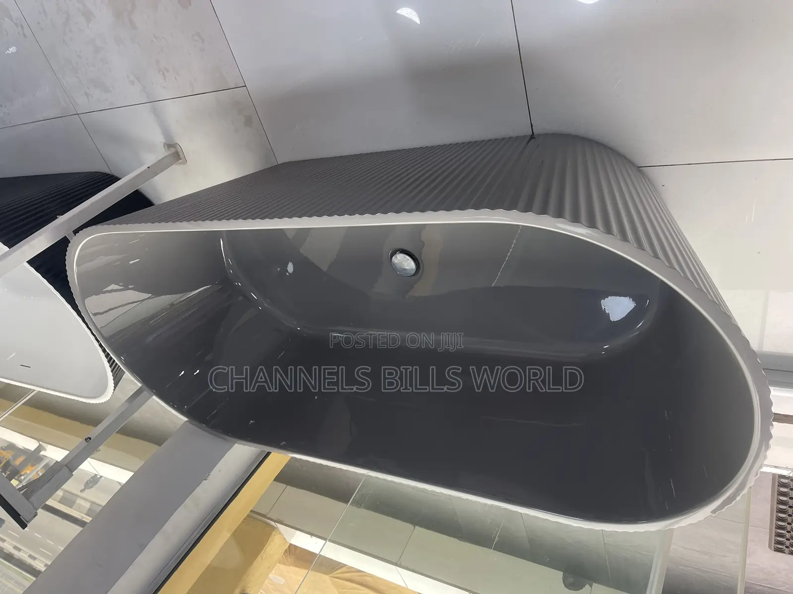 Maat Black Bathtub