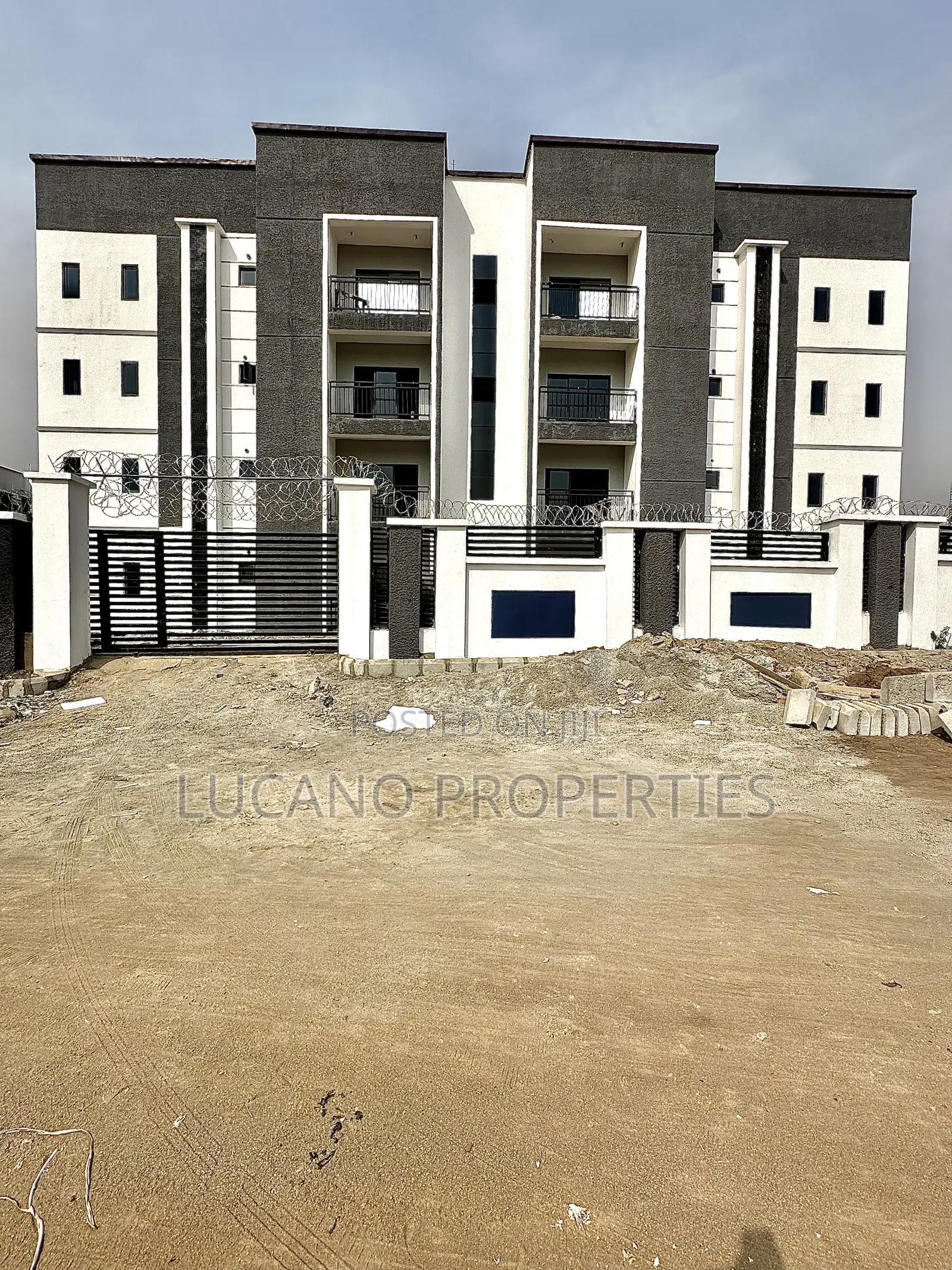 3bdrm Block of Flats in Jabi By Dakibiyu for sale
