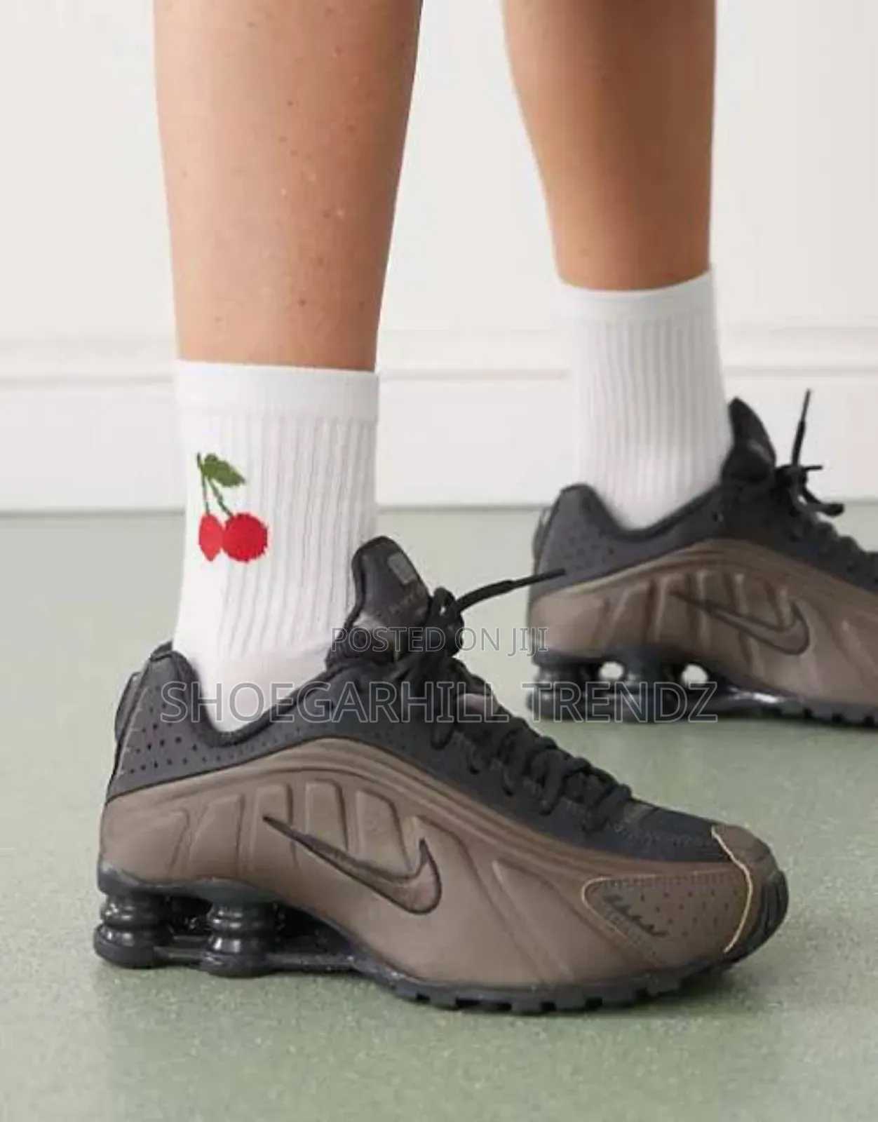 Nike Shox R4 Red And Off Noir Ironstone