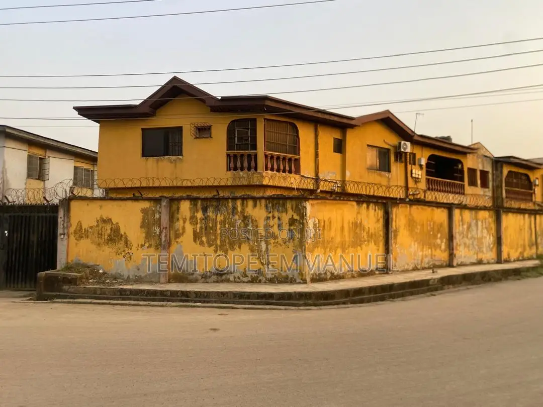 Furnished 18bdrm House in Akowonjo Alimosho for sale
