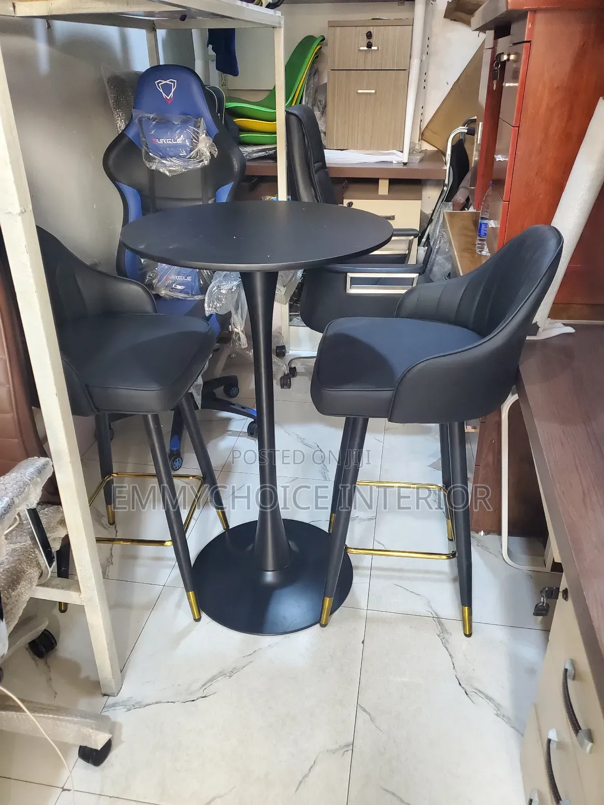 High Discussion Table With Swinging Chairs