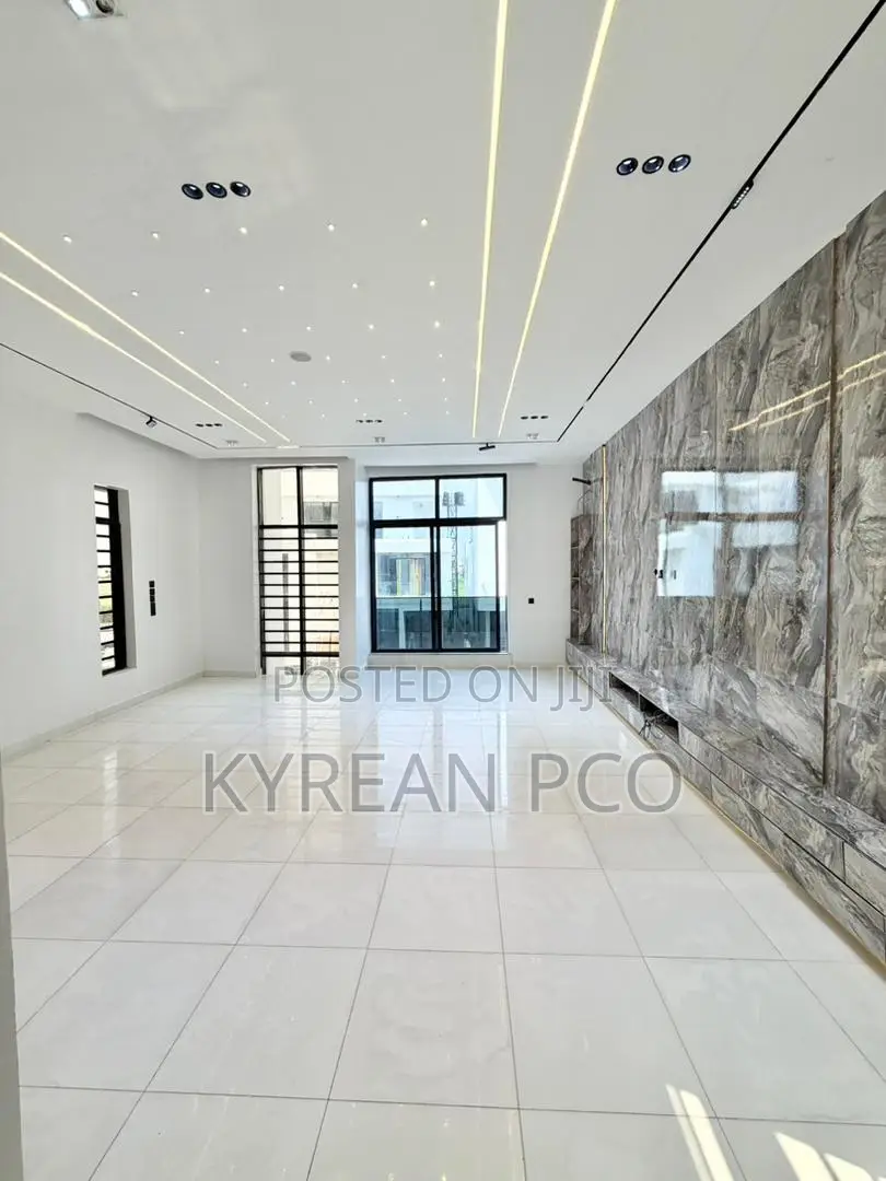 5bdrm Duplex in Chevron for sale
