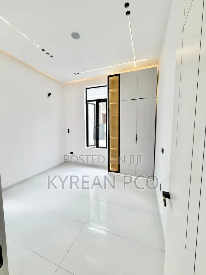 5bdrm Duplex in Chevron for sale