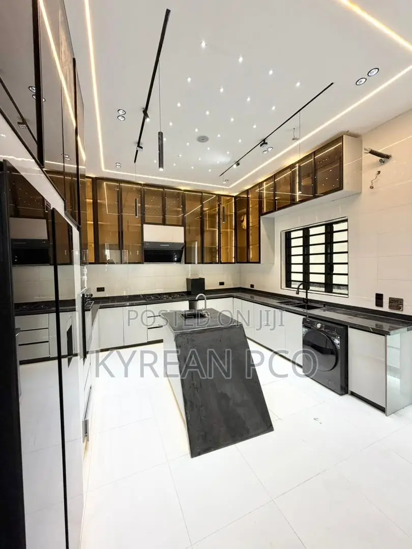 5bdrm Duplex in Chevron for sale