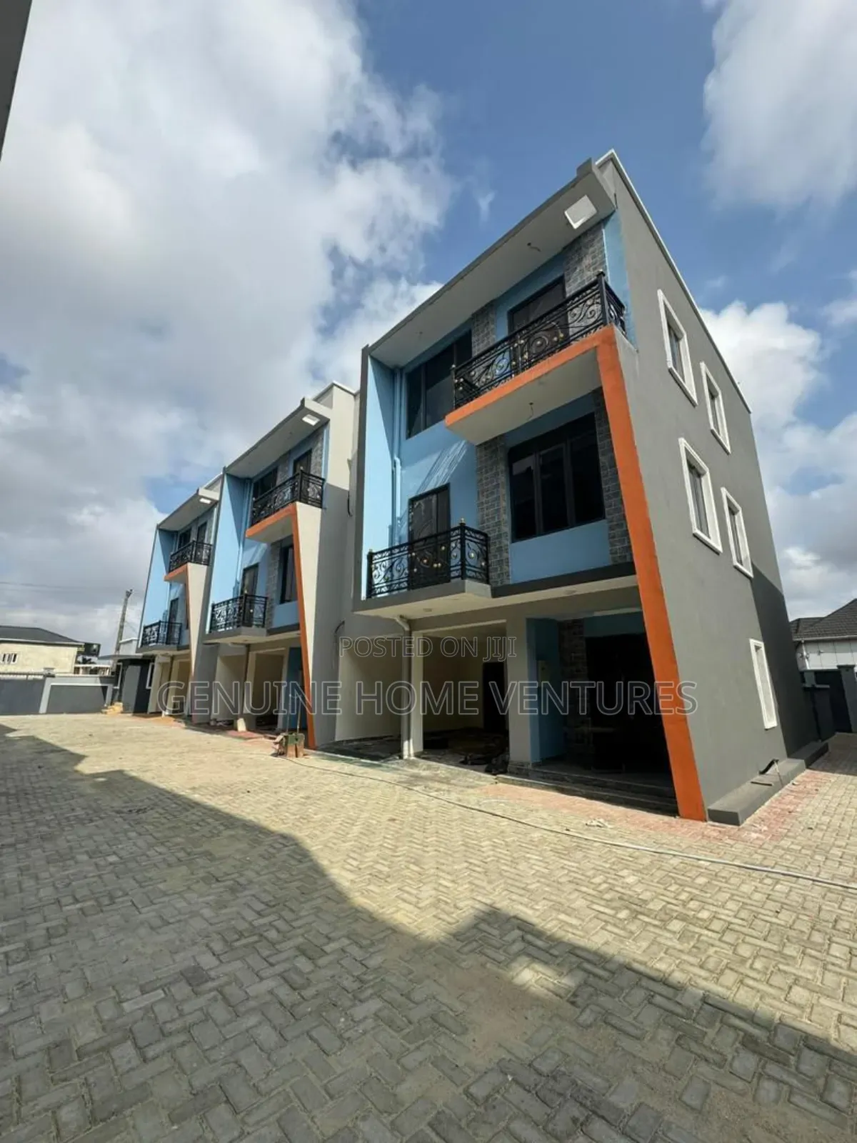 4bdrm Duplex in Yaba for sale