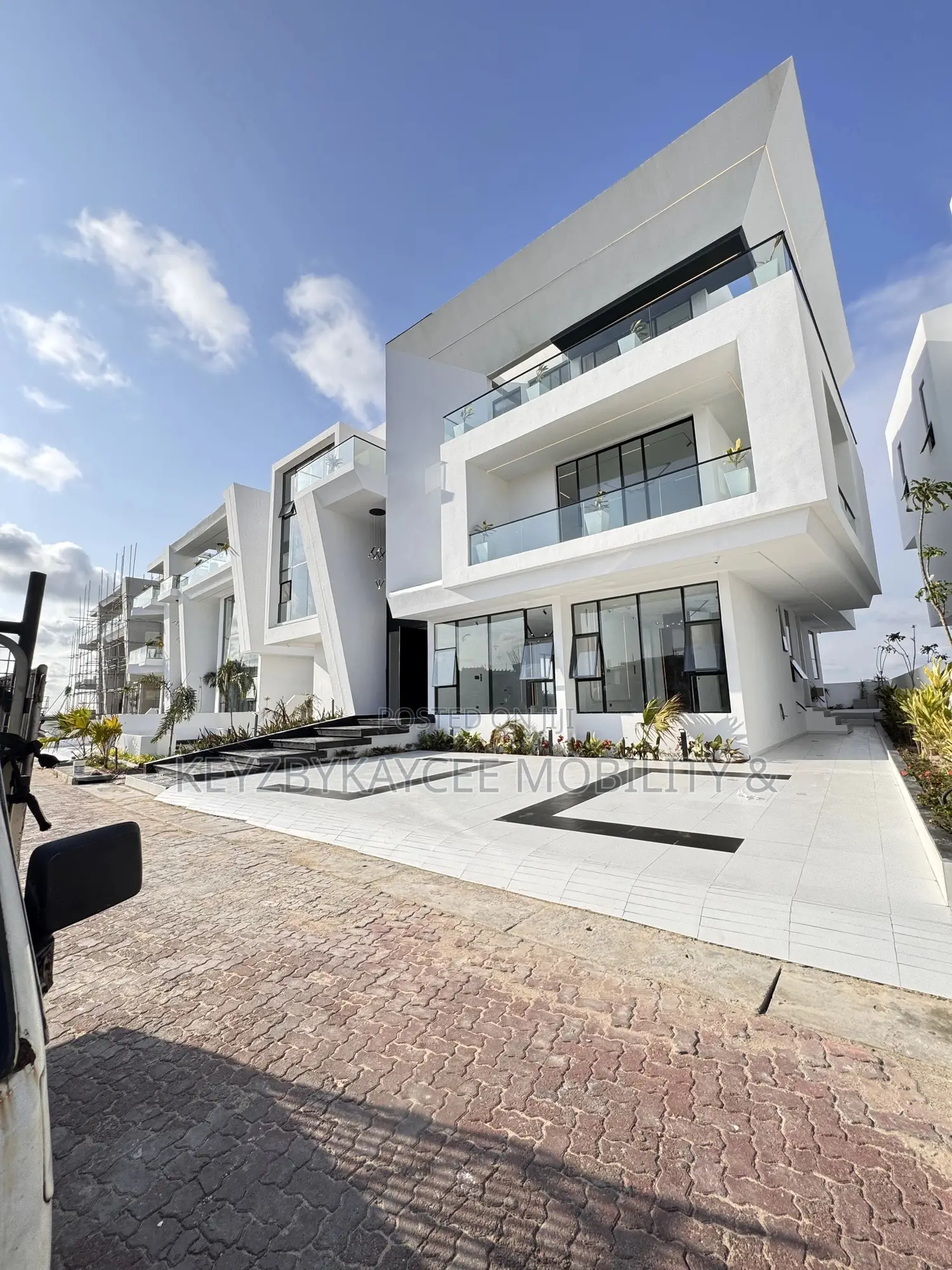 5bdrm House in Osapa for sale