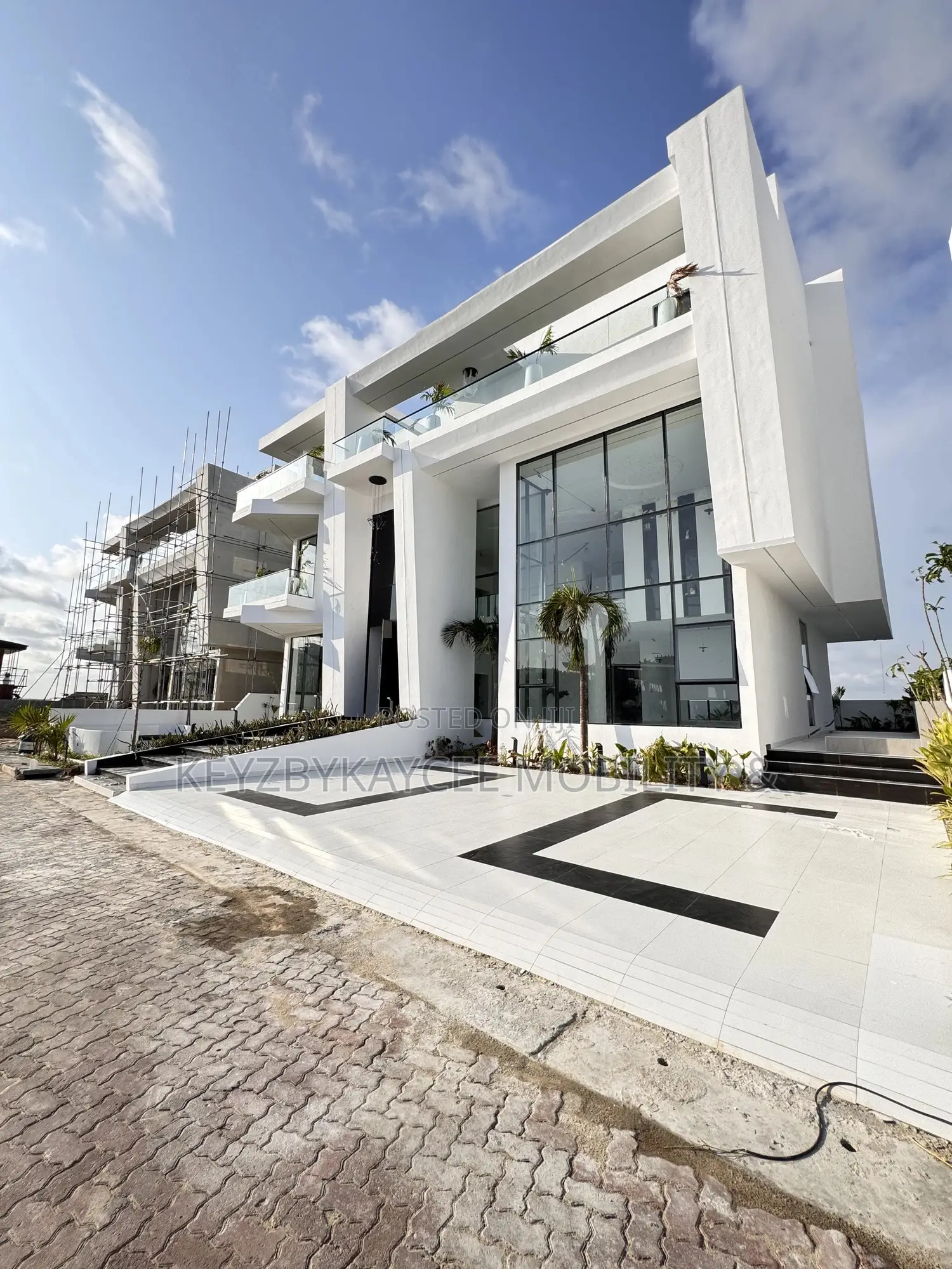 5bdrm House in Osapa for sale