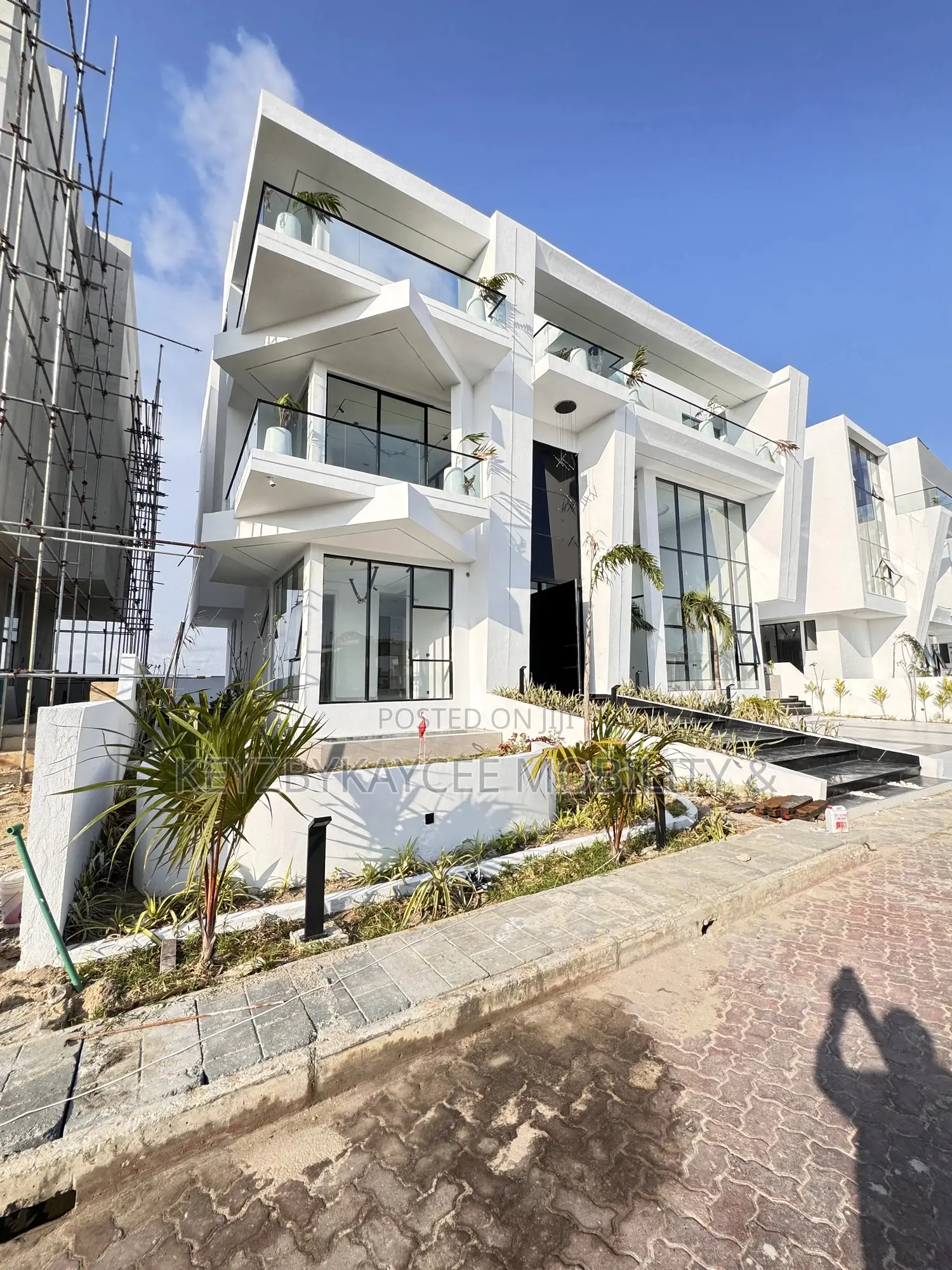 5bdrm House in Osapa for sale