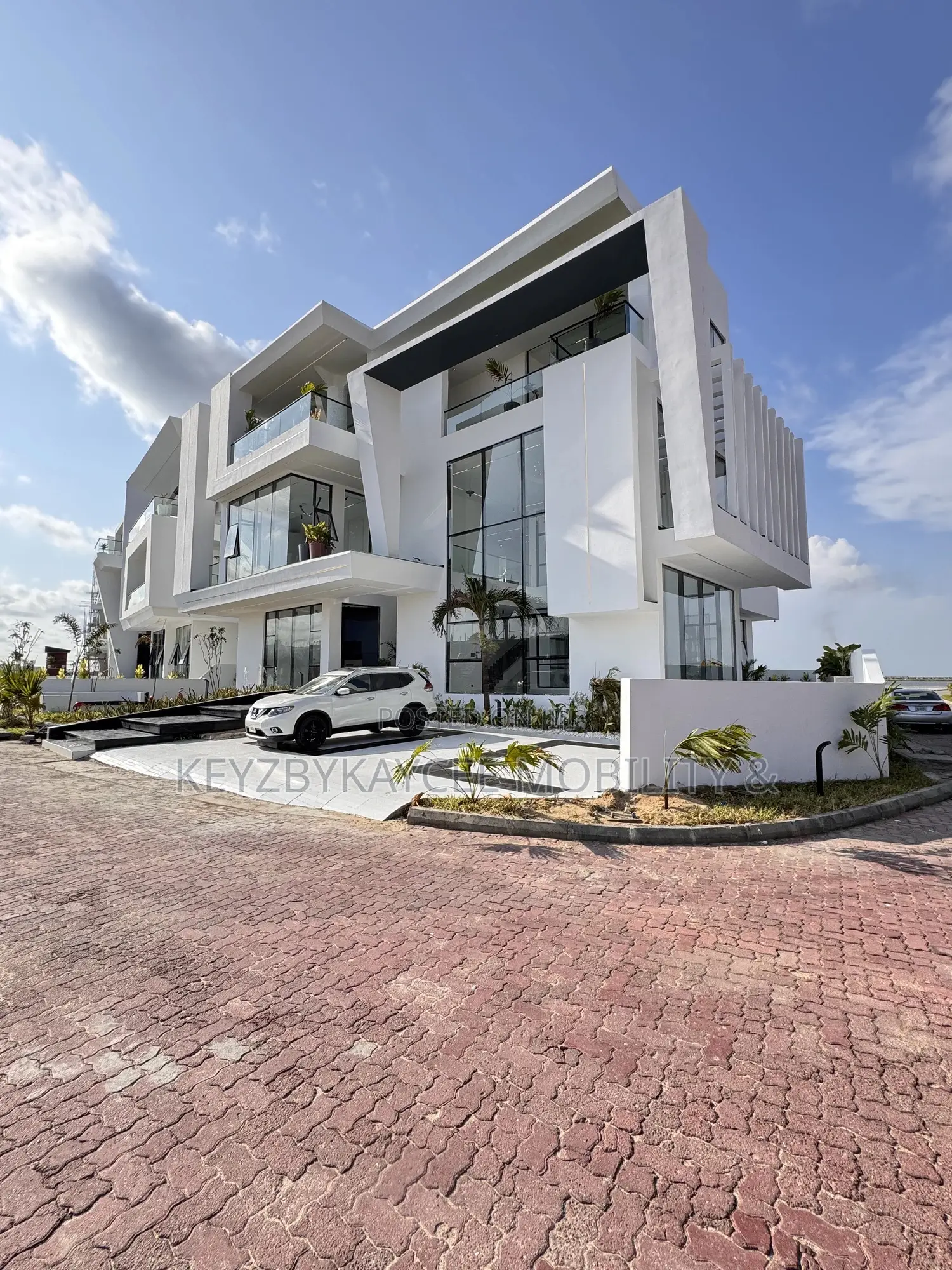 5bdrm House in Osapa for sale
