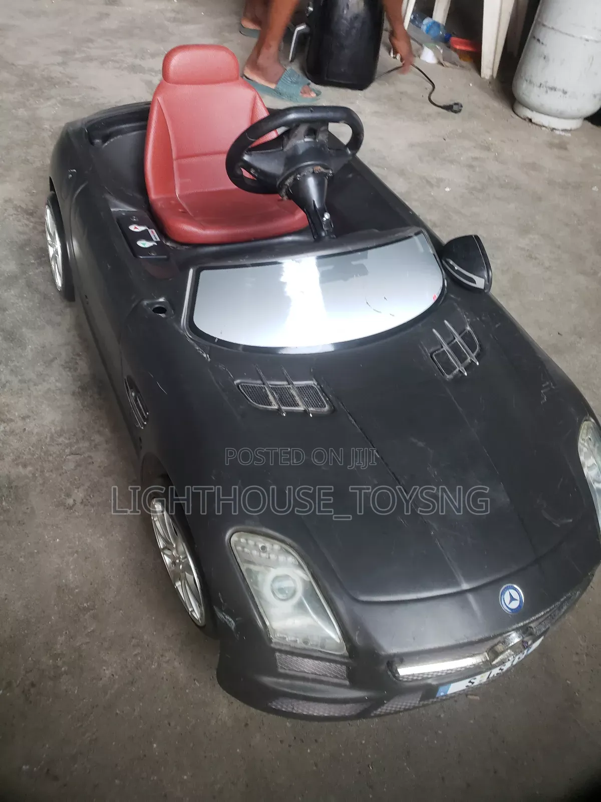 Mercedes-Benz SLS Amg–Style Ride-on (Replica)