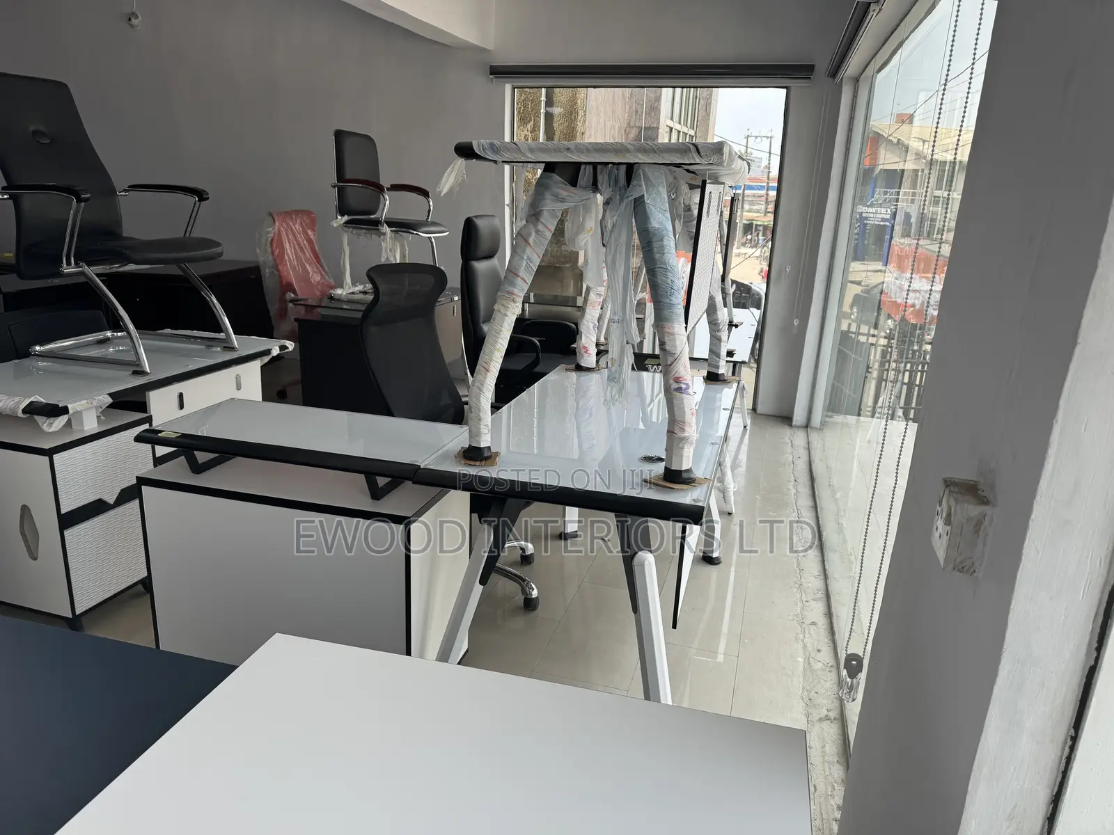 1.4meters Glass Executive Table With Extension
