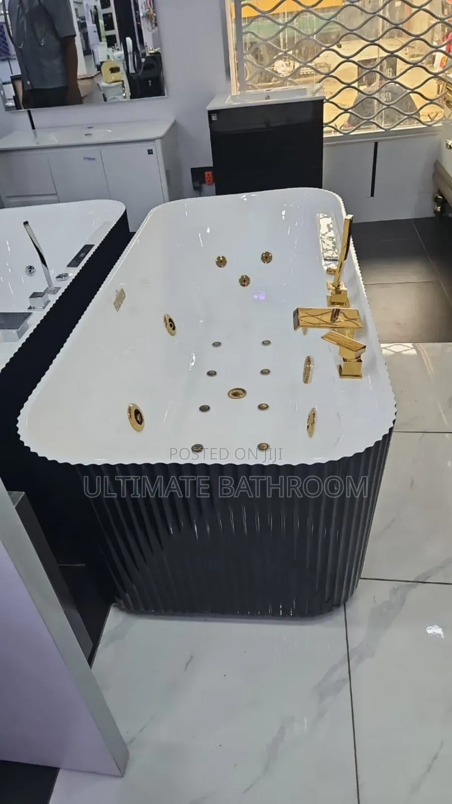 Ideal England 🏴󠁧󠁢󠁥󠁮󠁧󠁿 Black And White With Gold Faucet Jacuzzi