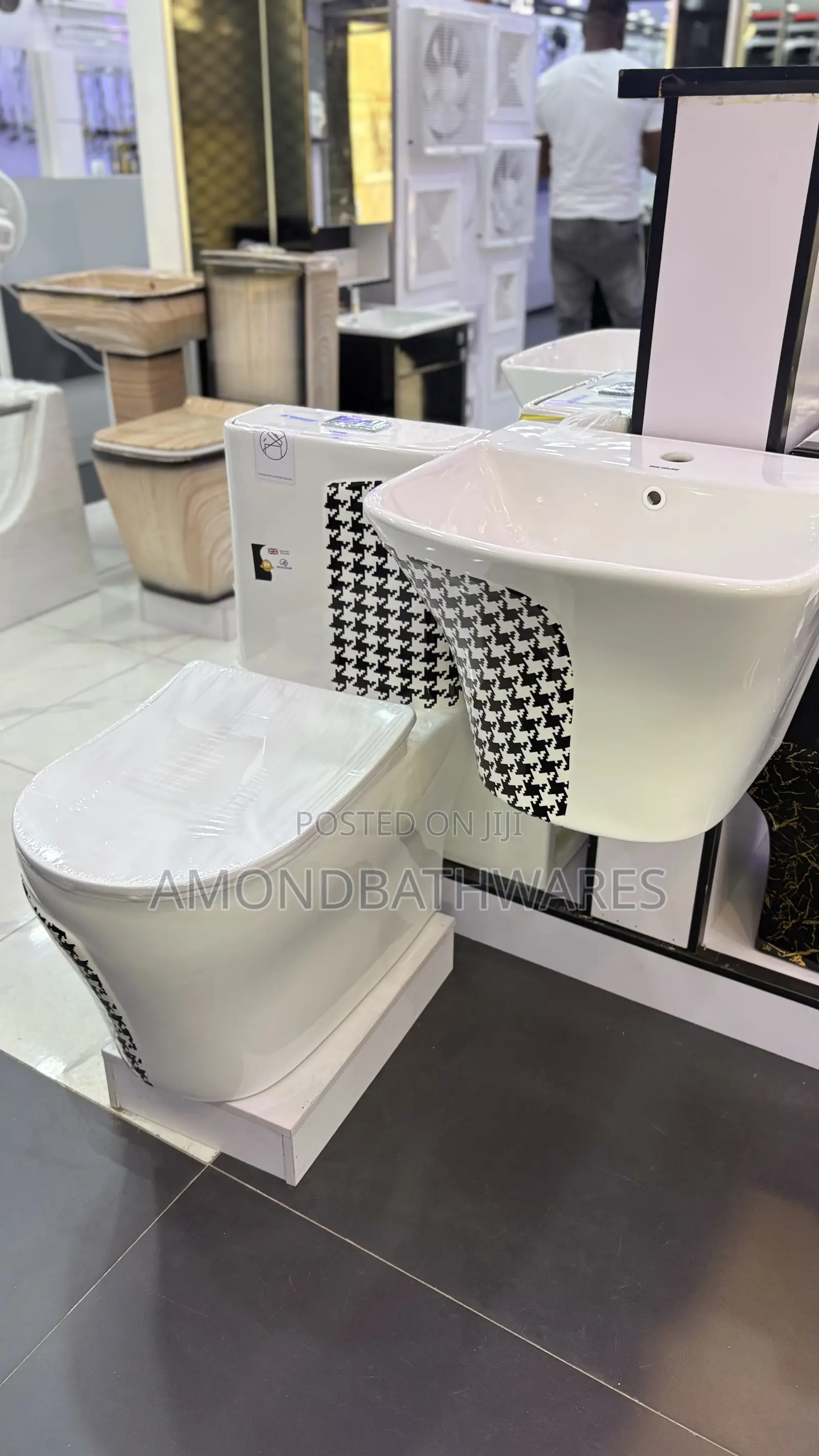 Black and White Wc With Suspended Basin