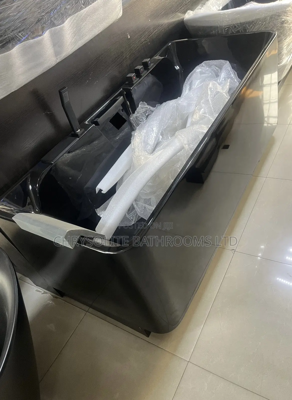 Gloss Black Acrylic Bathtub With in-Built Mixer