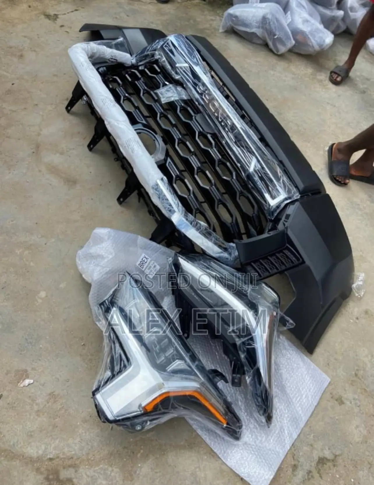Complete Bumper and Set Headlight Tundra 2025 Available as Seen