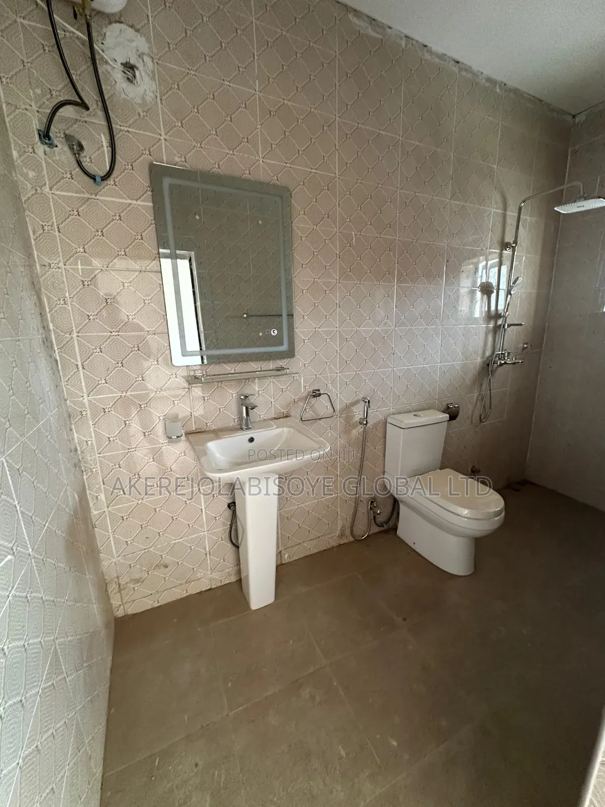 4bdrm Duplex in Close To Whyte for rent