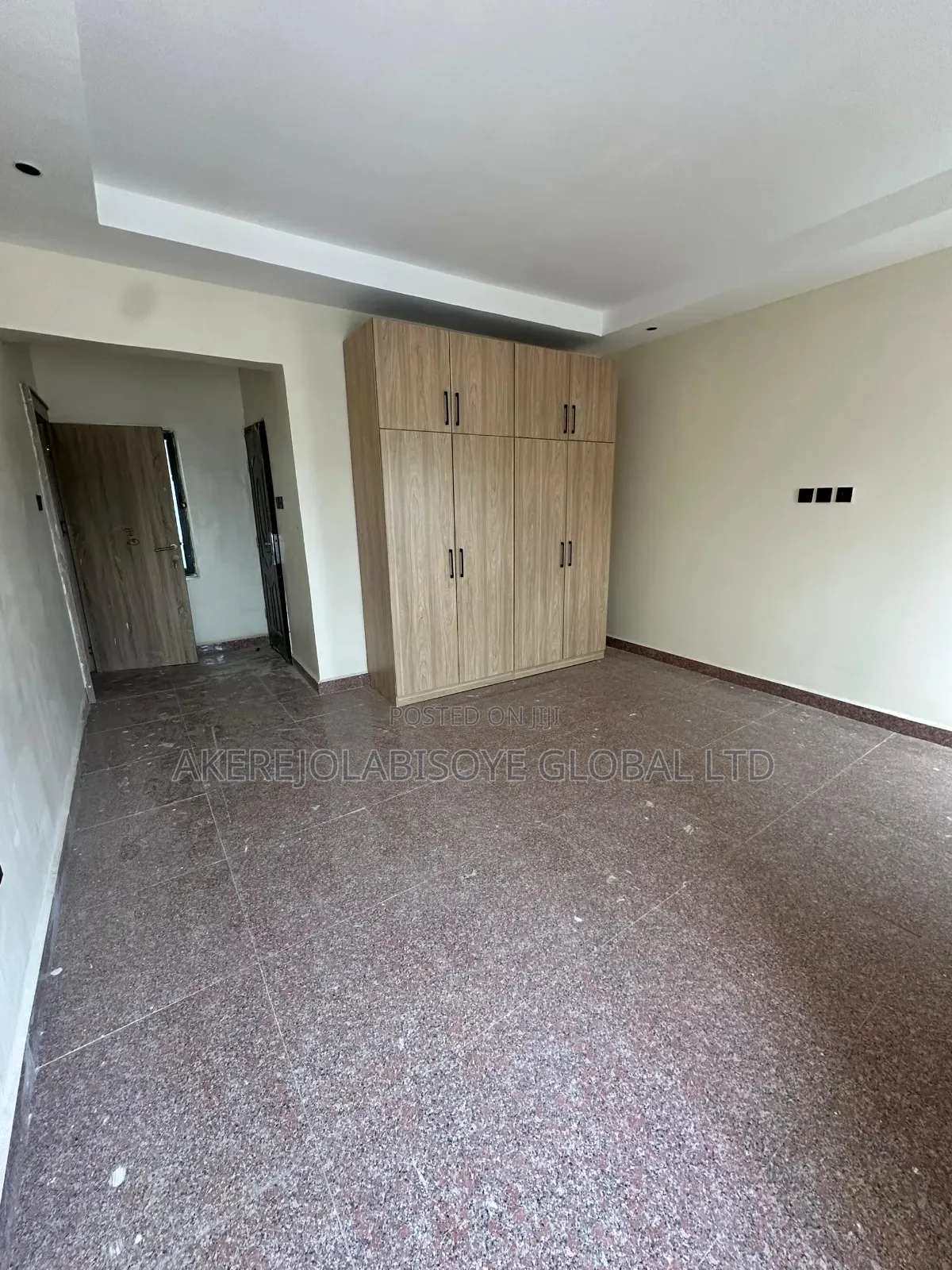 4bdrm Duplex in Close To Whyte for rent