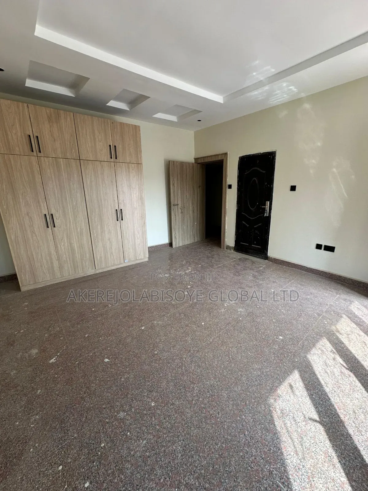 4bdrm Duplex in Close To Whyte for rent