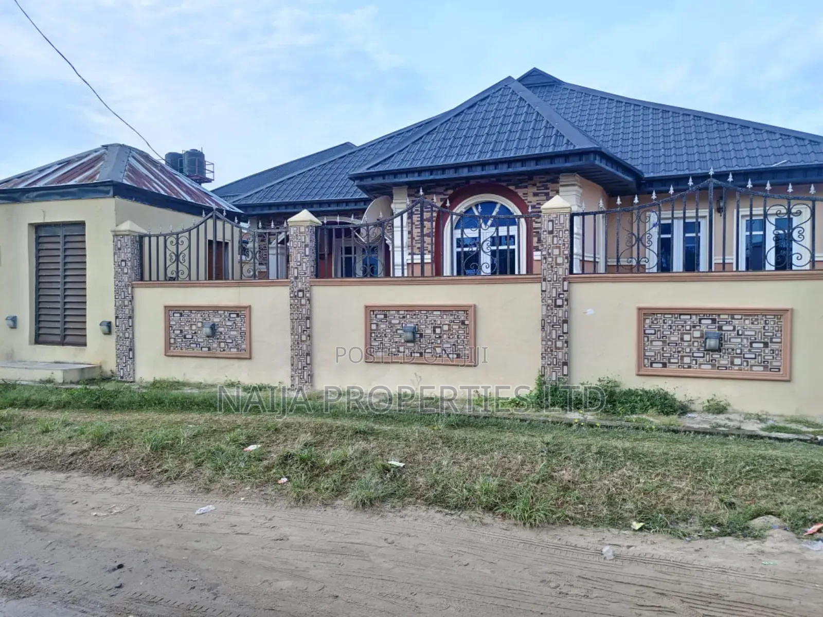 3bdrm Bungalow in New Road, Awoyaya for sale