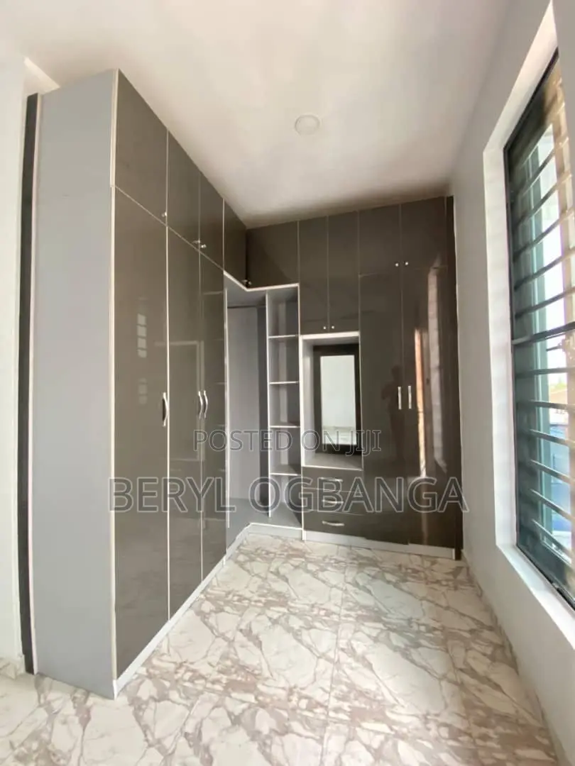 4bdrm Duplex in Chevron for rent