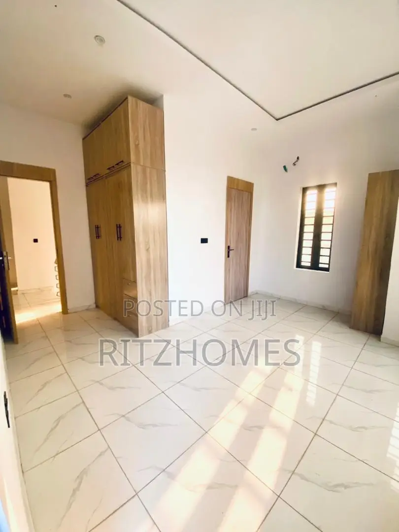 5bdrm Duplex in Off Lekki-Epe Expressway for sale