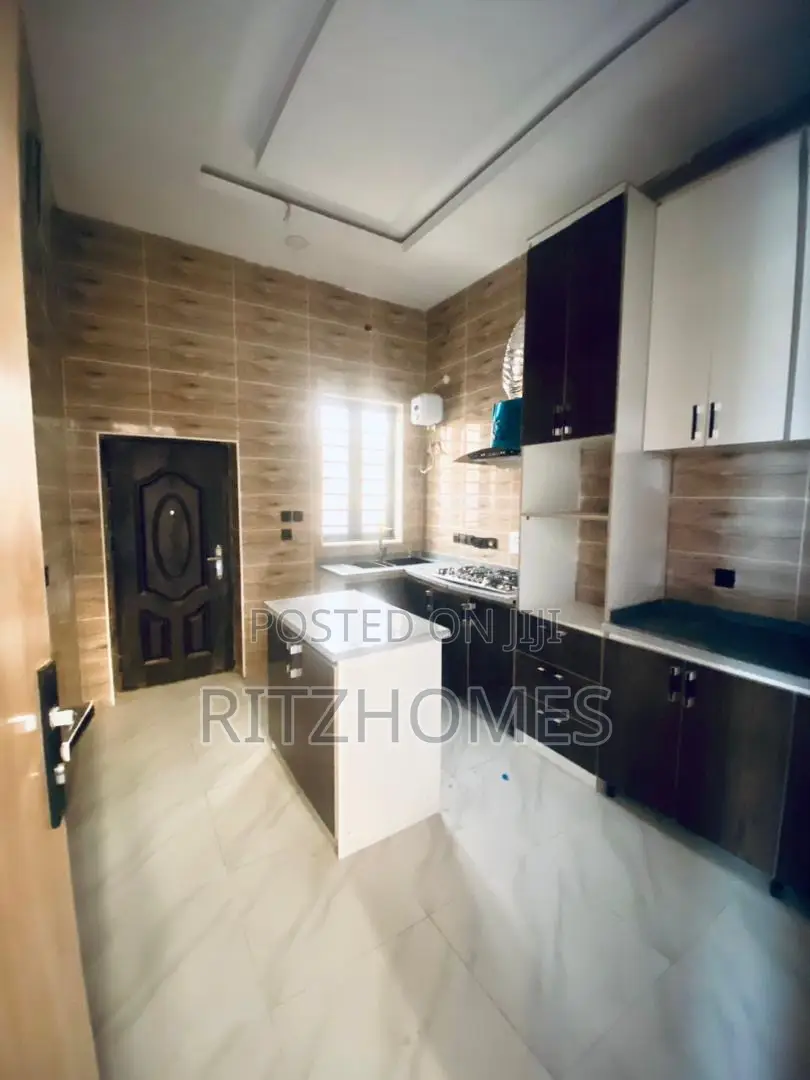 5bdrm Duplex in Off Lekki-Epe Expressway for sale