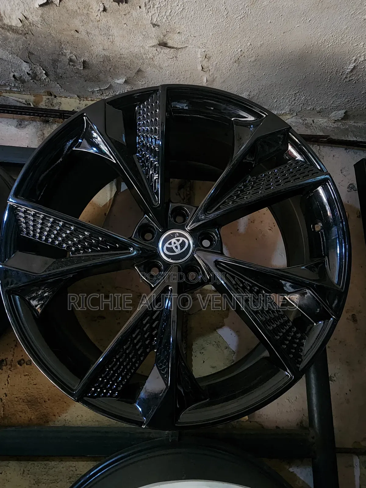 Mattblack 20inch Rim Available.